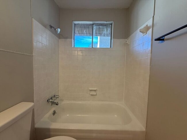 Building Photo - Renovated Duplex in Woodbine - Washer and ...