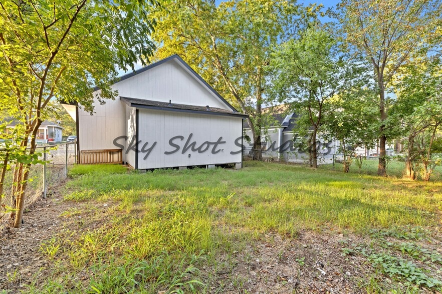 Building Photo - 323 W Cherry St