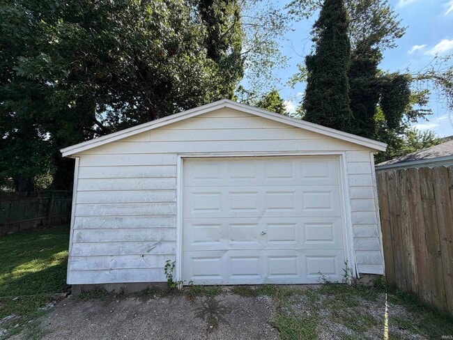 Building Photo - 210 S Weinbach Ave