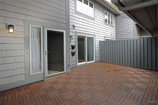 Building Photo - 442 Summerhaven Dr N