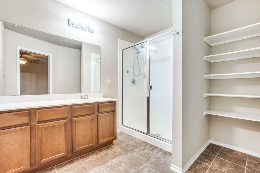 Building Photo - 1127 Roman Dr