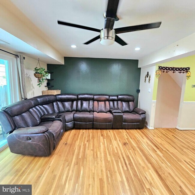 Building Photo - 7603 Tiverton Dr