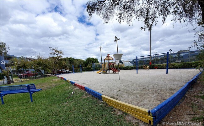 Building Photo - 9363 Fontainebleau Blvd