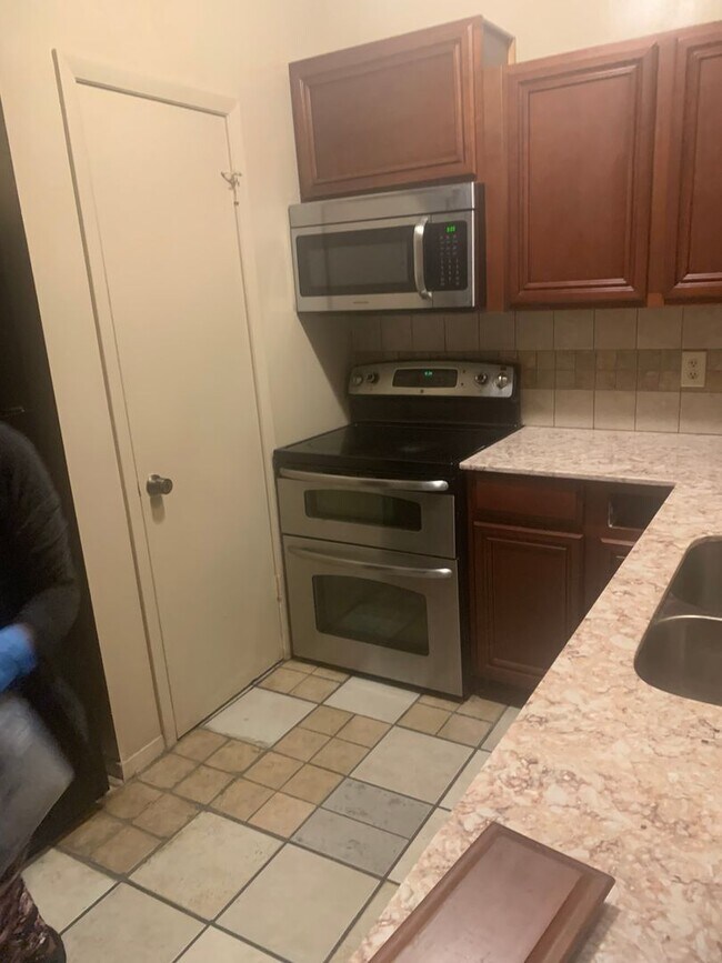 Building Photo - Somerset West Campus - 3BD/2BA - Reserved Parking - W/D - Shuttle Stop - $2200