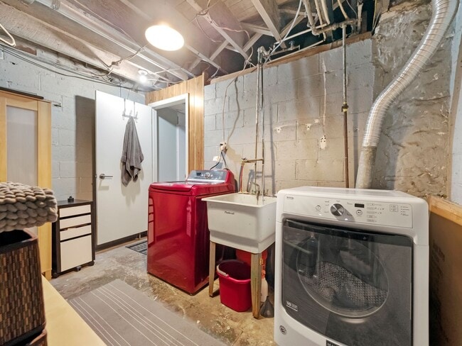 Building Photo - Luxury Updated Row Home | 1 Block from Butler Street