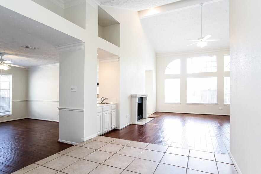 Building Photo - 5502 Village Springs Dr