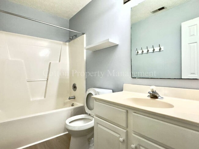 Building Photo - 3BR/2FB.$2200 per month