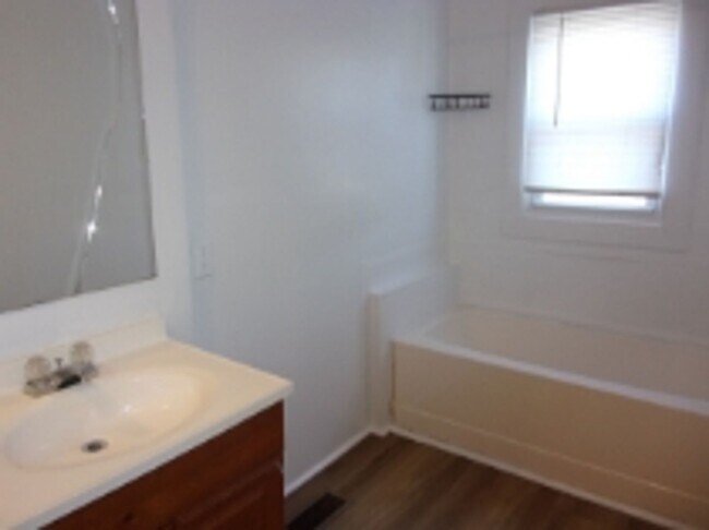 Building Photo - 526 Leslie St