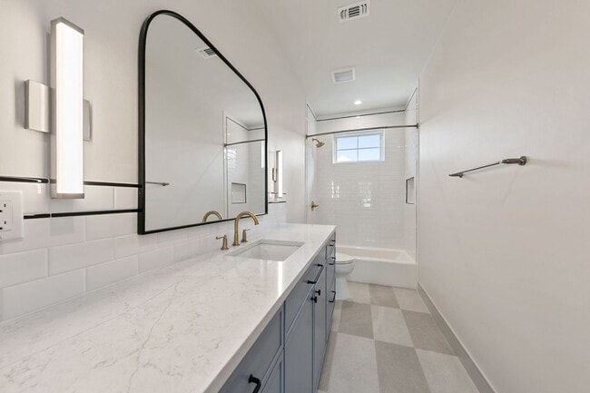 Building Photo - 917 E 37th St