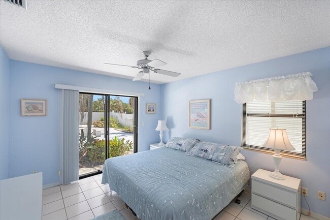 Building Photo - 901 Sandy Oaks Dr