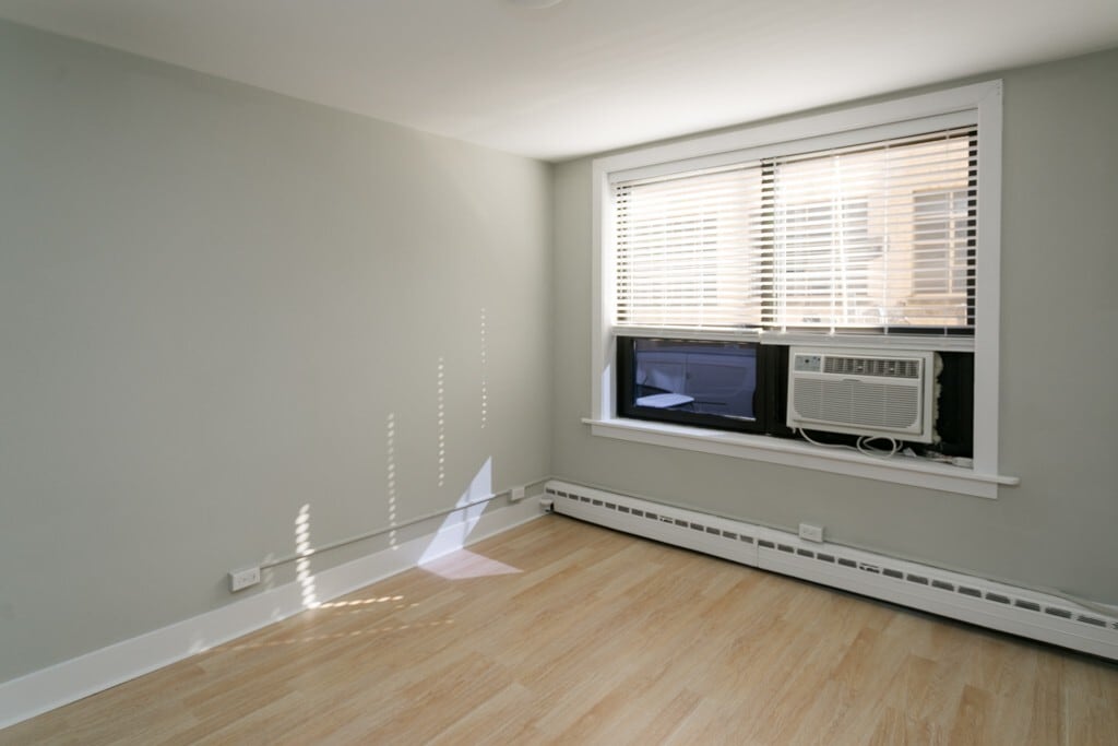 Building Photo - 450 W Wellington Ave