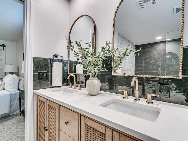 Building Photo - 700 Greenwood Dr