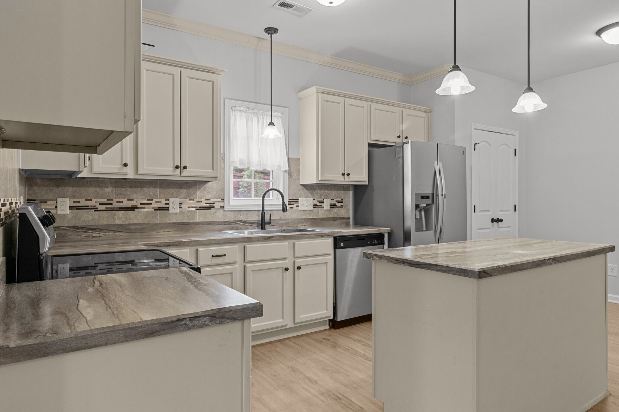 Building Photo - 6471 Chamblee Dr