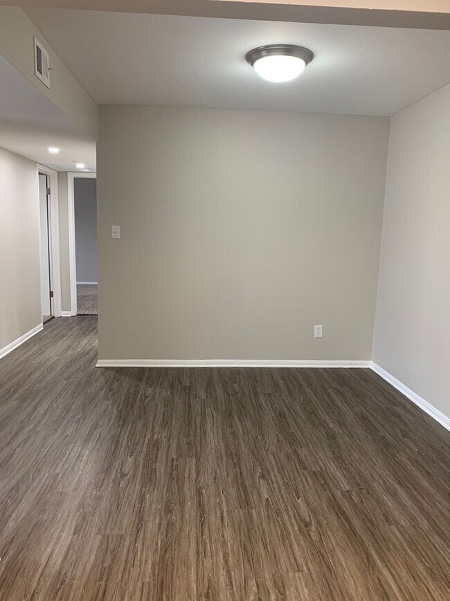 Building Photo - Charming Two-Bedroom one Bathroom Apartmen...