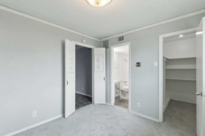 Building Photo - 409 E 9th St