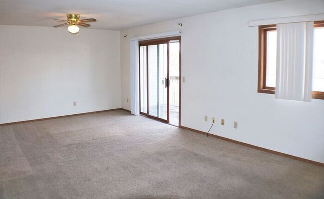 Building Photo - $1100 | 2 Bedroom, 1 Bathroom Condo | Cat ...