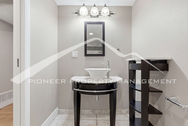 Building Photo - Spacious Duplex with Central AC and Washer/Dryer
