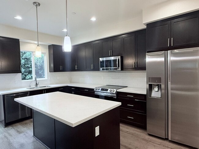 Building Photo - Reseda Ranch 5 bedroom 3 bath house!