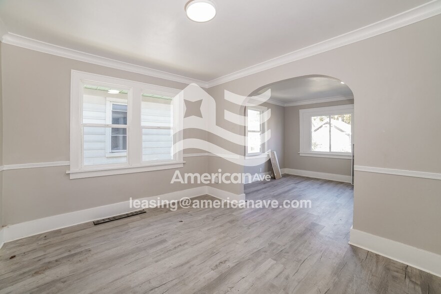 Building Photo - 608 E Thrush Ave