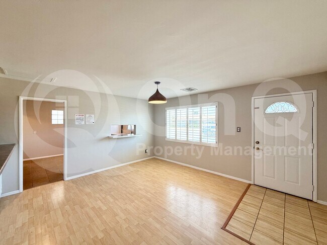 Building Photo - 2127 W San Miguel Ave