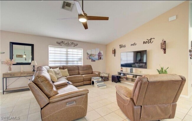 Building Photo - 836 Woodridge Cir