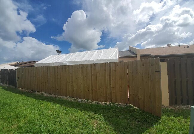 Building Photo - 11821 SW 123rd Ave