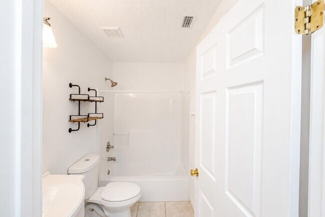 Building Photo - 405 Island View Cir
