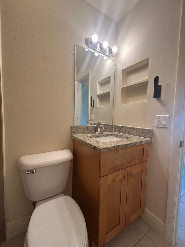 Building Photo - Super Charming 2 Bed  Duplex