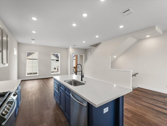 Building Photo - 3903 Pinemont Dr