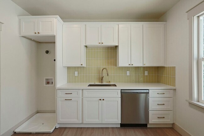 Building Photo - Beautifully updated 2/1 in North Oak Park! Located Close to UC Davis Med Center + MgGeorge Law Sc...