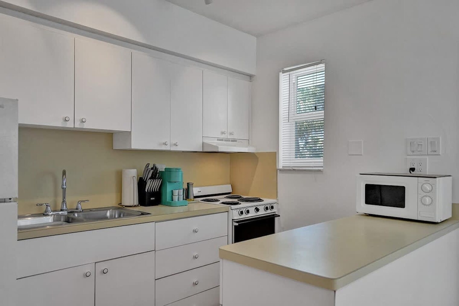 Building Photo - 851 N Surf Rd