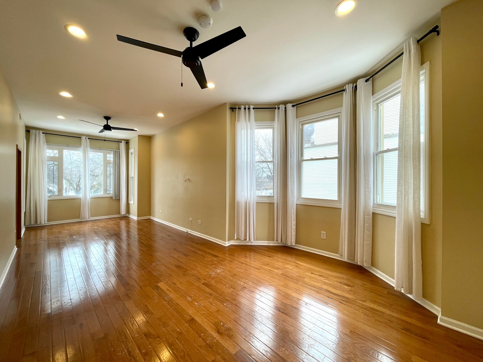 Building Photo - 2028 N Hamlin Ave