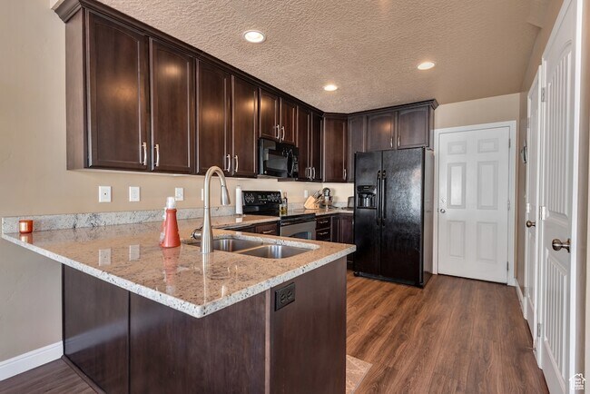 Building Photo - 3234 W Desert Lily Dr