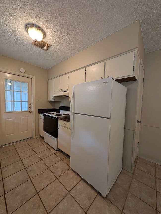 Building Photo - Location!! 1 Mile to Landa Park / Close to...