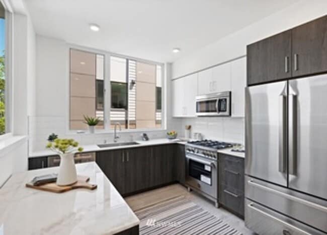 Building Photo - Greenlake 2bed / 2bath Townhouse