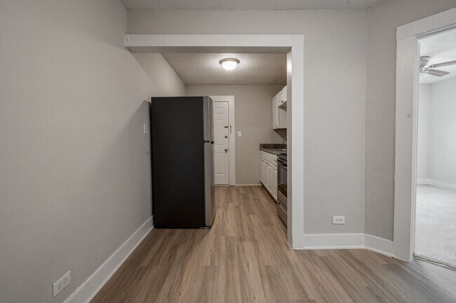 Building Photo - 303 Raynor St