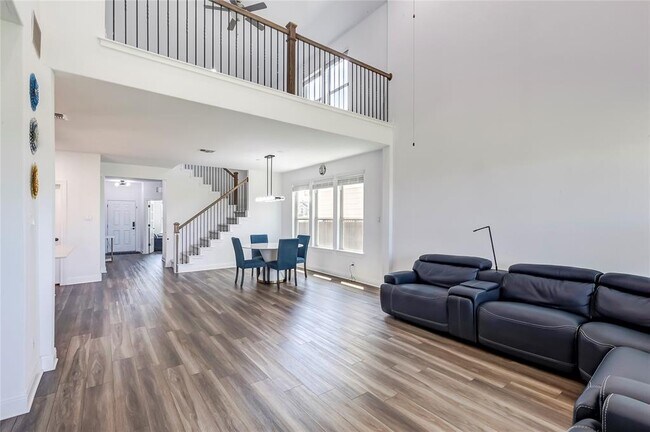 Building Photo - 533 Pickrell Lp