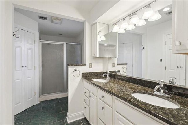 Building Photo - Beautiful Water Front Home