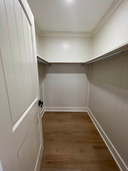 Building Photo - 604 12th St SE