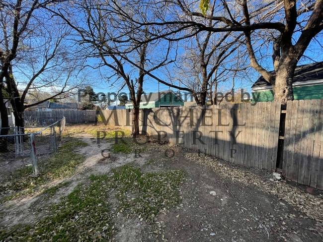 Building Photo - Wolflin~ 2 bedroom 1 bath!