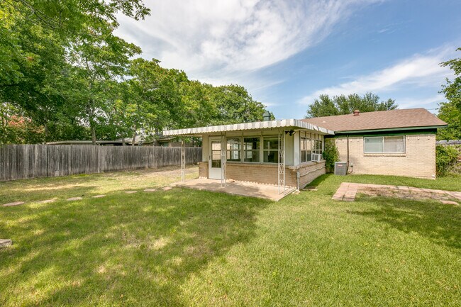 Building Photo - 209 Wake Dr