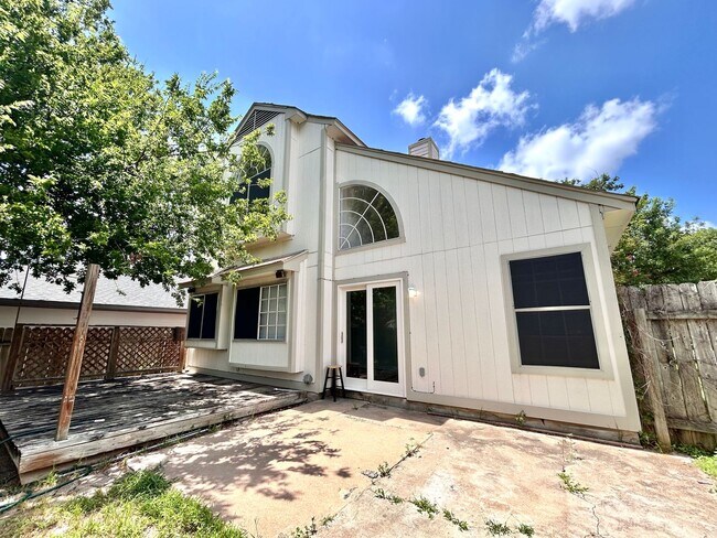 Building Photo - Spacious 3BR/2.5BA Two-Level Home with Fen...