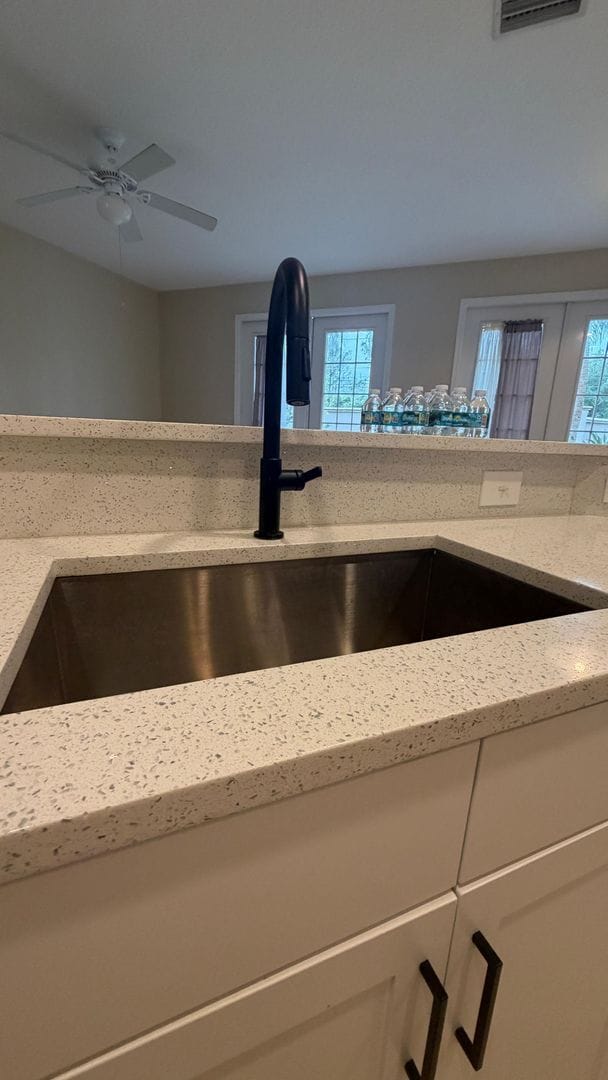 Building Photo - Beautiful 2 bed & 2.5 bath townhome