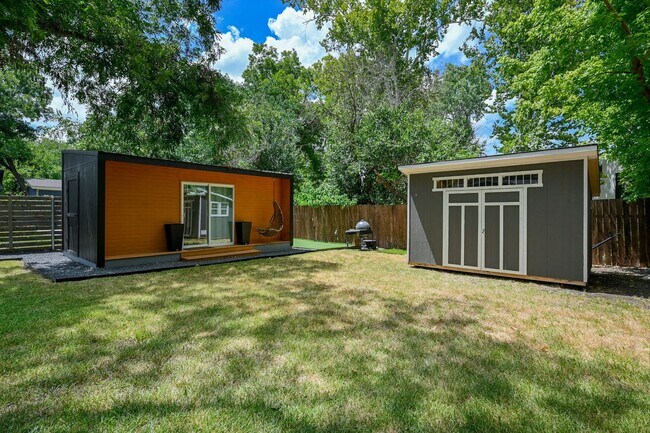 Building Photo - Unbelievable Brentwood Home + Separate Hom...