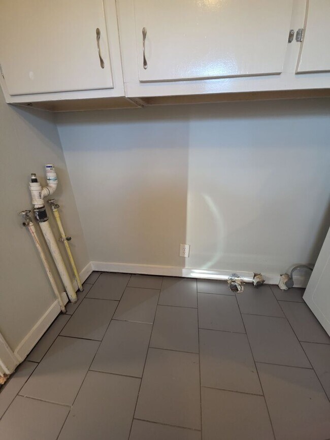 Building Photo - 3-Bedroom Single-Family Home Near TTU with Hardwood Floors and Carport