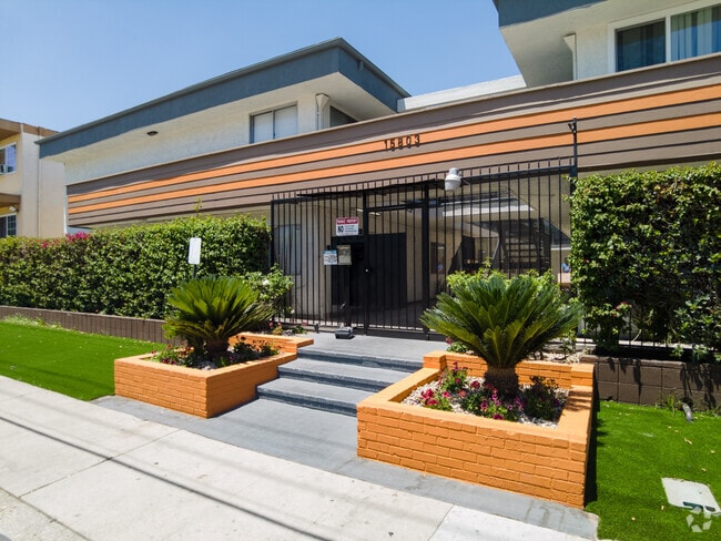 Building Photo - Little Saticoy Apartments