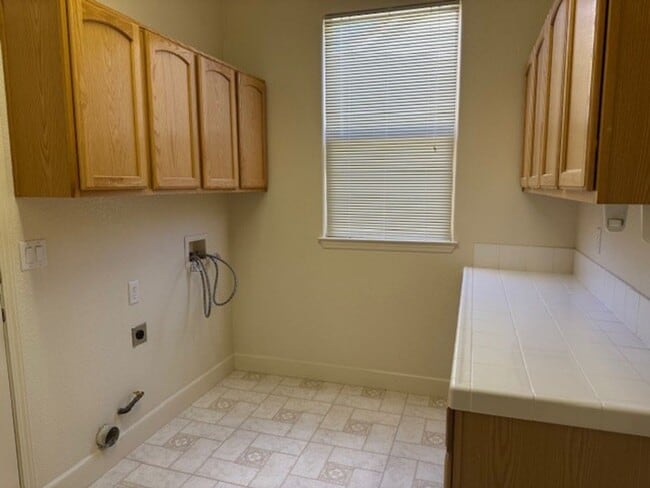 Building Photo - Beautiful Three Bedroom in the Golf Cou...