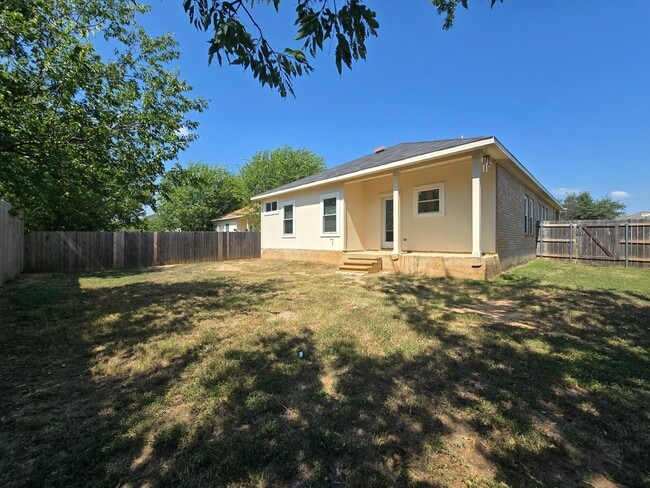 Building Photo - Charming Single Story 4bed 2 bath home in ...