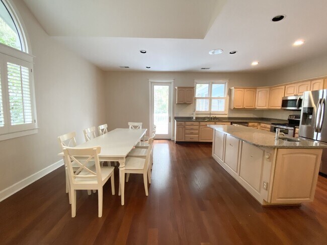 Building Photo - Moss Creek Home with a Gorgeous Water View!