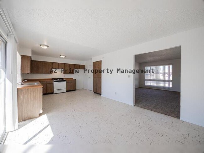 Building Photo - 8821 W Sahuaro Dr